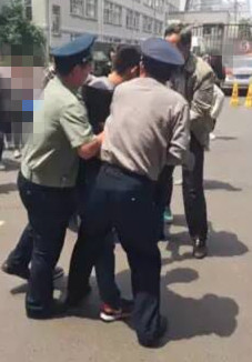 校園保安臨危不懼，機智果敢化解險情